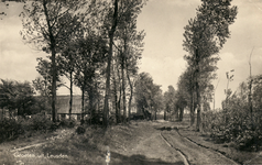 604814 Gezicht op een landweggetje in de omgeving van Leusden.